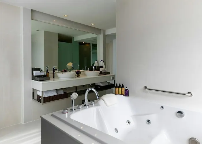 Centara Watergate Pavilion 4*